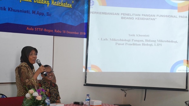 Prof. Dr. Ir. Tatik Khusniati, M.App. Sc Berikan Kuliah Umum Tentang Perkembangan Penelitian Pangan Fungsional Pada Bidang Kesehatan di STTIF Bogor 