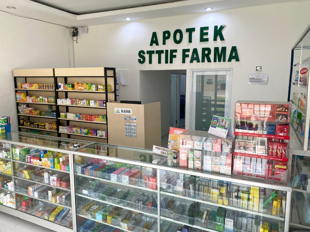 Area pelayanan Apotek STTIF Farma