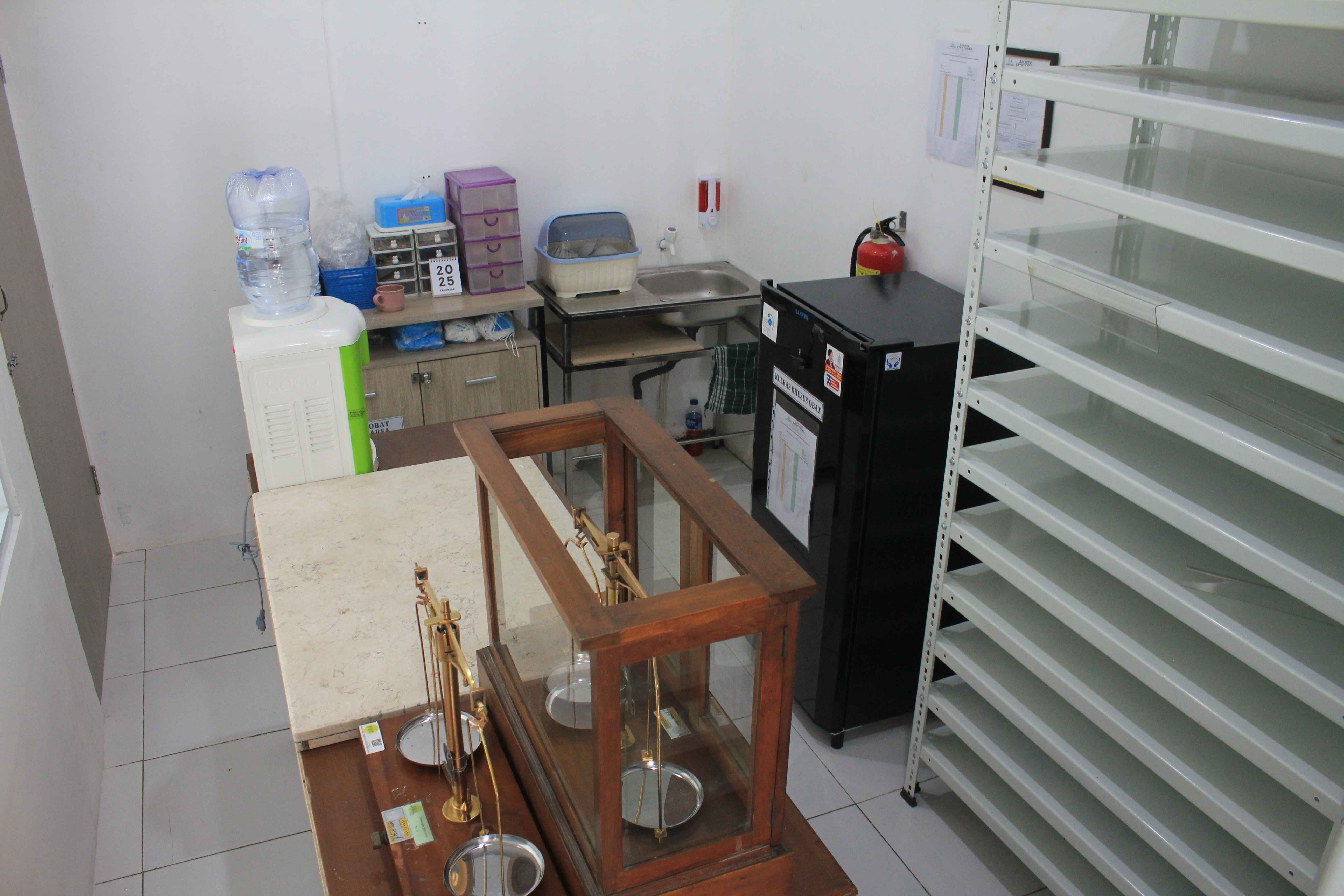 Area peracikan Apotek STTIF Farma