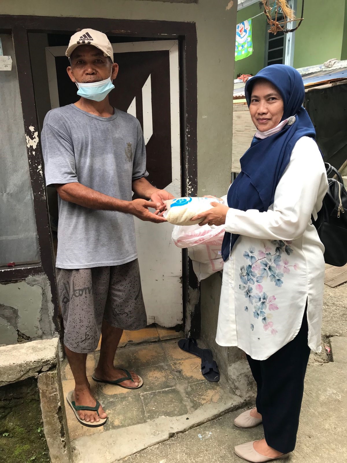 STTIF Bagikan Sembako Kepada Masyarakat Terdampak Covid-19