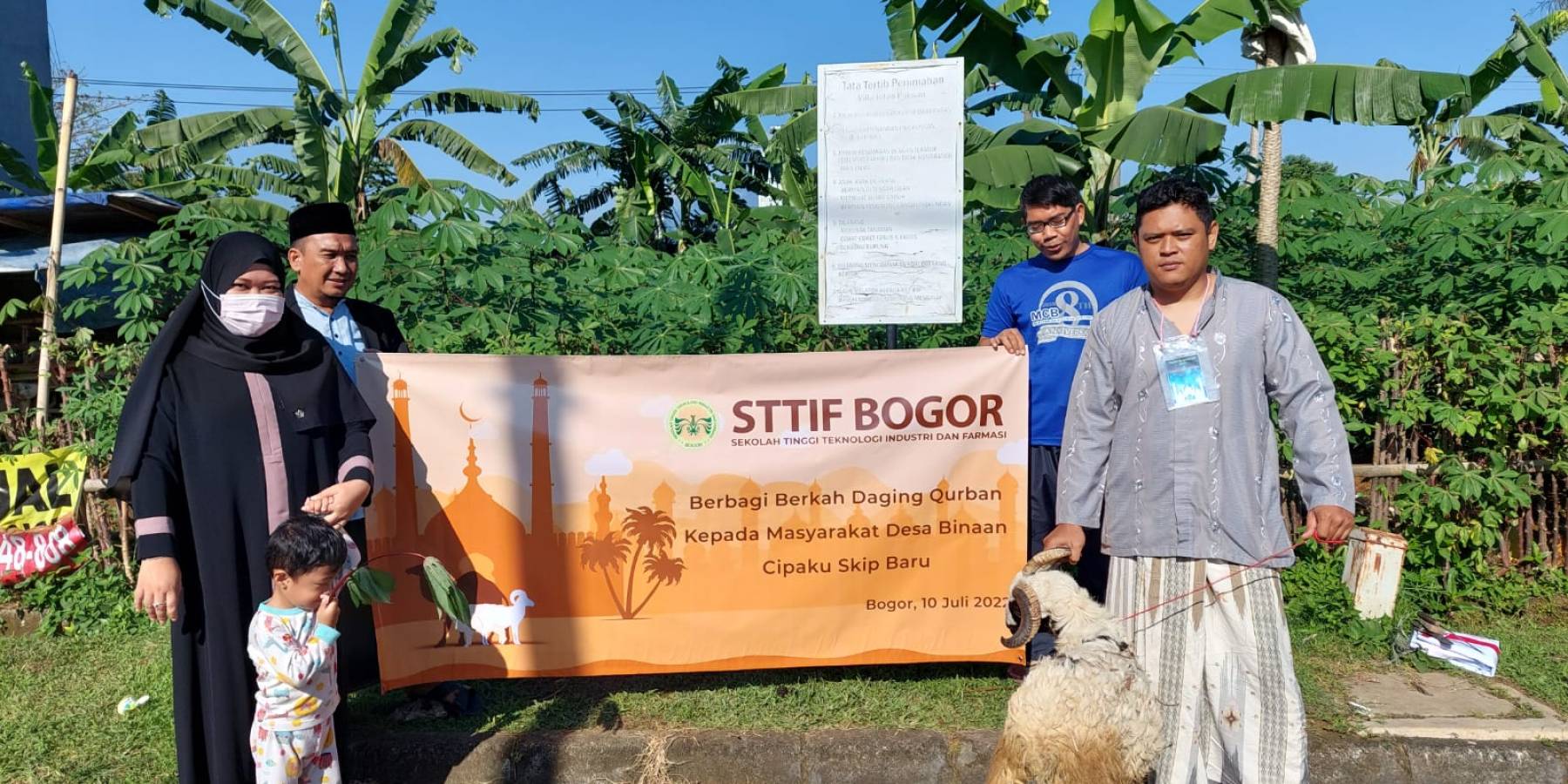STTIF Bogor Berbagi daging Qurban Kepada Masyarakat Desa Binaan Cipaku Skip Baru 